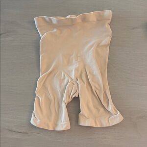 Skims Seamless Sculpt Mid Thigh Short Size Large